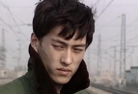 年轻时长得丑,变老后反而帅到掉渣,这四位男星对比太明显