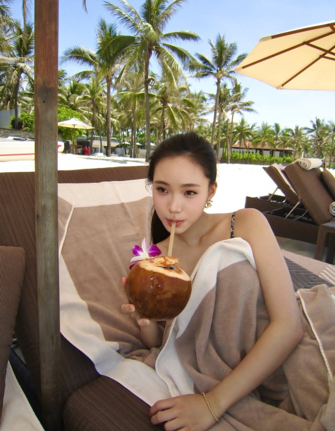 小S二女儿首次公开秀恩爱，男友曾陪游越南海岛，恋情有迹可循