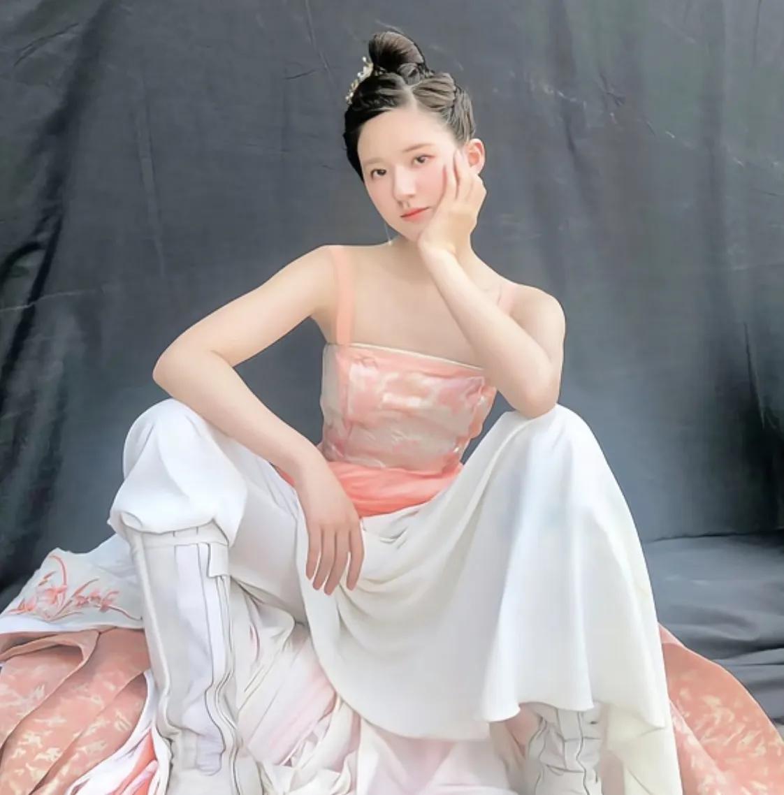 热搜爆了！赵露思直播“退圈发言”太刚了，获于正力挺