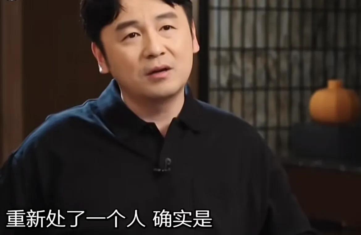 贾玲现身米兰时装周！额头充盈满脸褶子，笑的很假，雷佳音说对了