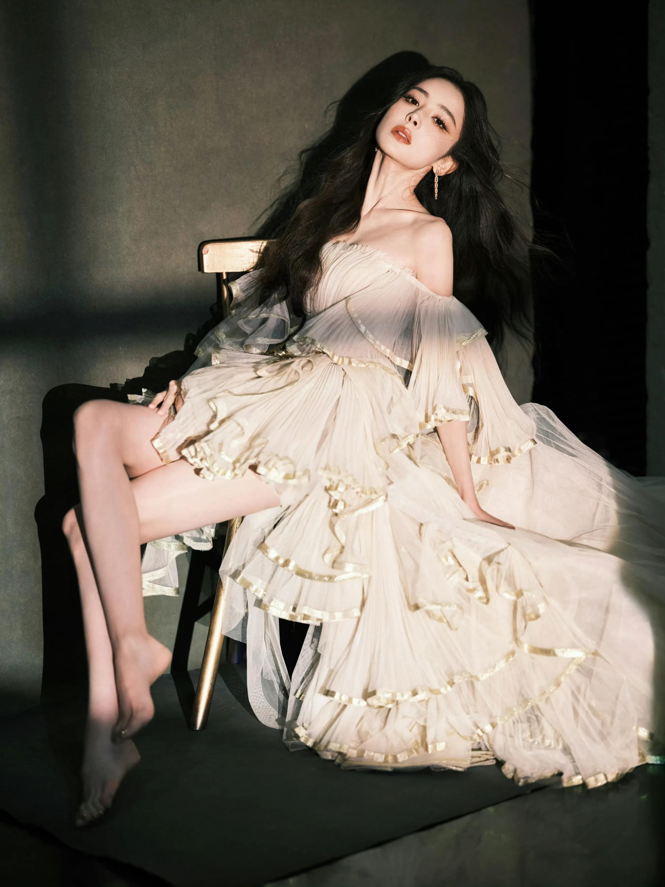 古力娜扎高跟凉鞋写真大片，好美