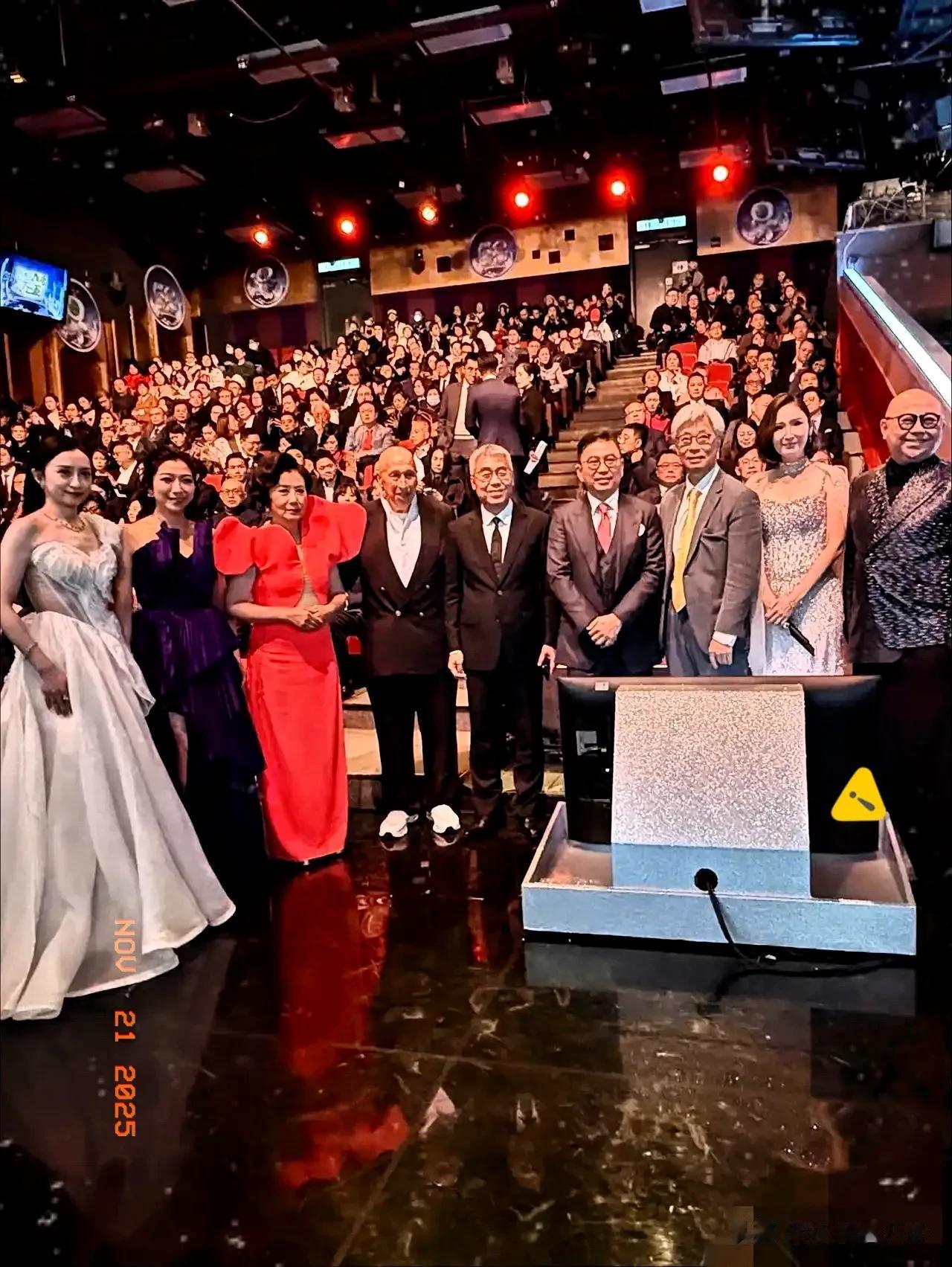 汪明荃主持TVB58台庆穿高跟鞋好矮身高缩水了走路像老太太小踱步