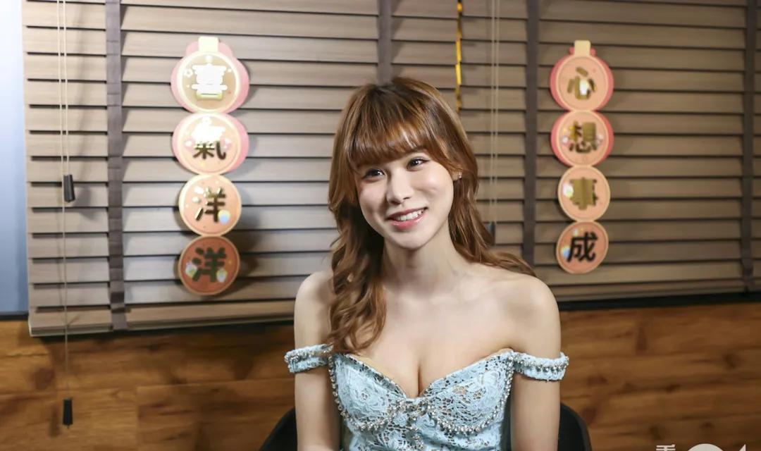 爱回家C位小花与劲敌姚焯菲自拍晒友好，两人卖可爱激似失散姊妹