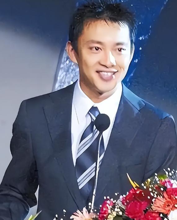 前央视主持亚宁现状,掌管大集团身家百亿,56岁已满头白发