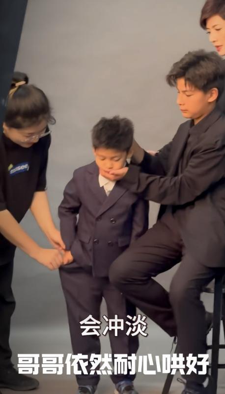 吉雪萍拍全家福,老公罕见露面,三个儿子随妈,不幸女儿因病离世