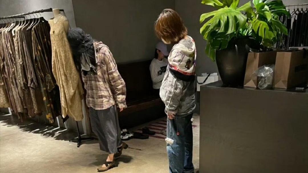 刘诗诗于莎莎三里屯逛街，夏日时尚感爆棚！