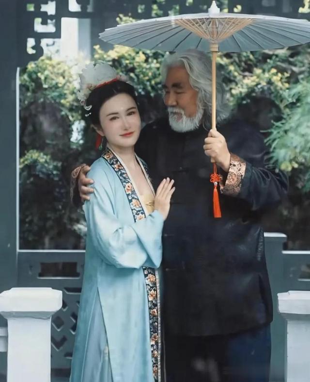 何时熬出头？杜星霖4胎后脸肿了，胸也下垂 了，张纪中却回春 ！