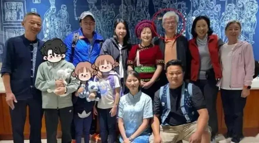 霍启山和77岁继父罗康瑞两人一同现身给朱玲玲站台,还携手做慈善