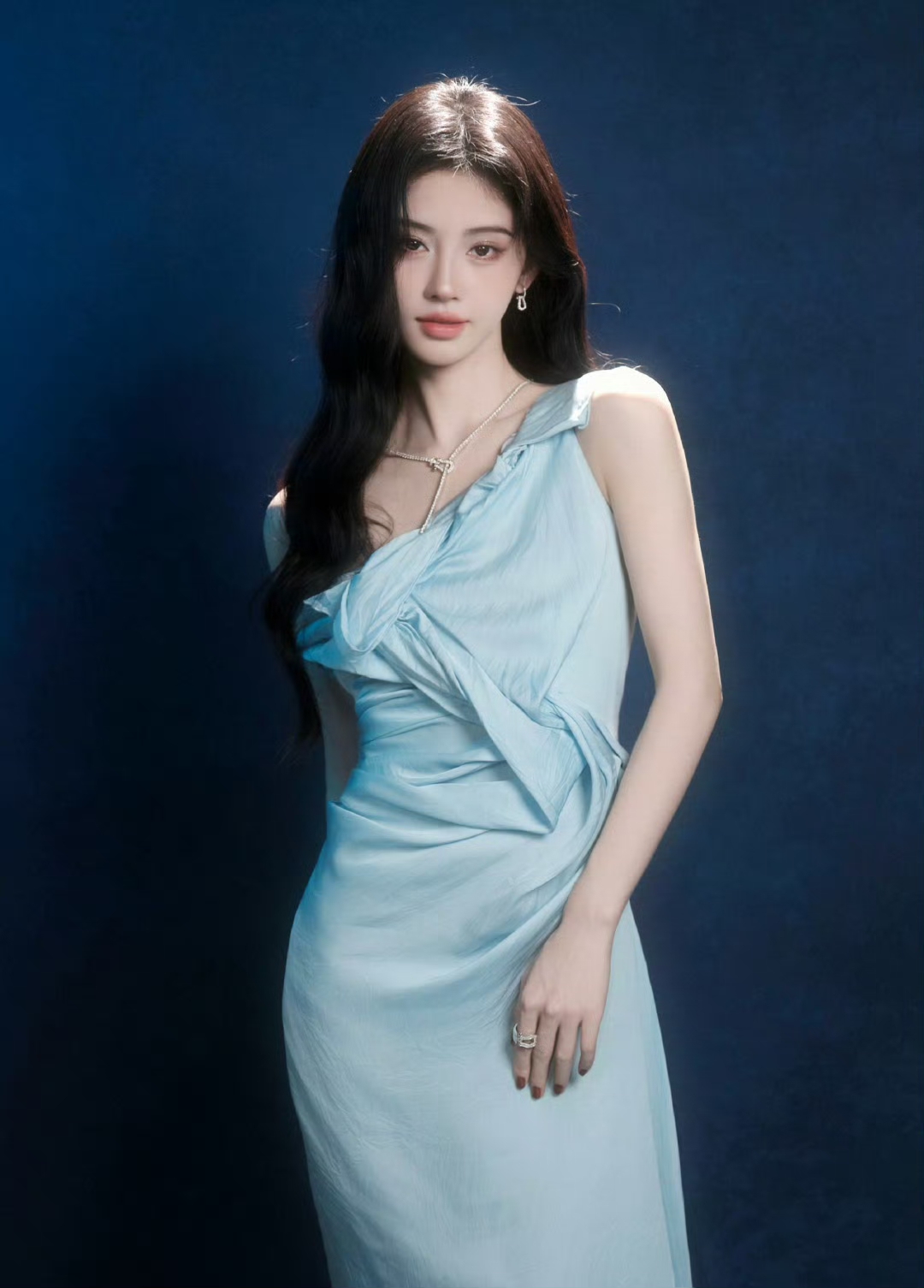 炸穿热搜！鞠婧祎全球首戴未发布顶奢高珠，演绎行走的冰川星河