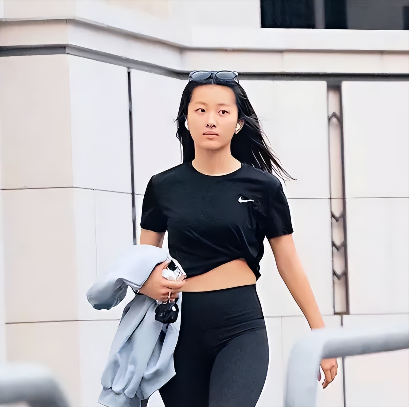 陈奕迅没想到，和混血男友官宣恋情的21岁女儿，竟走上他的来时路