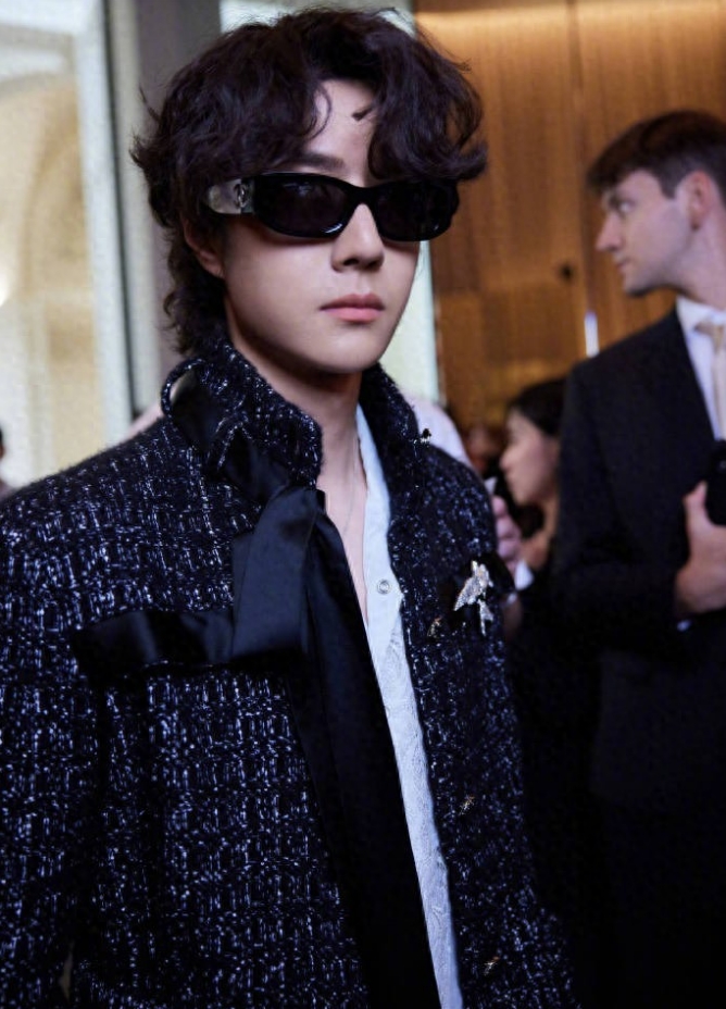 外媒镜头下的王一博：顶流的成长，从不在聚光灯下重复自己