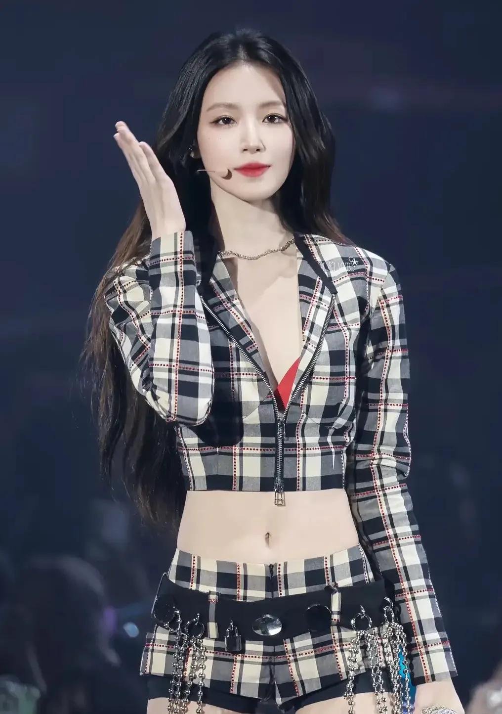 内娱不缺神颜,但像叶舒华这样,把野心穿在身上的,太少了