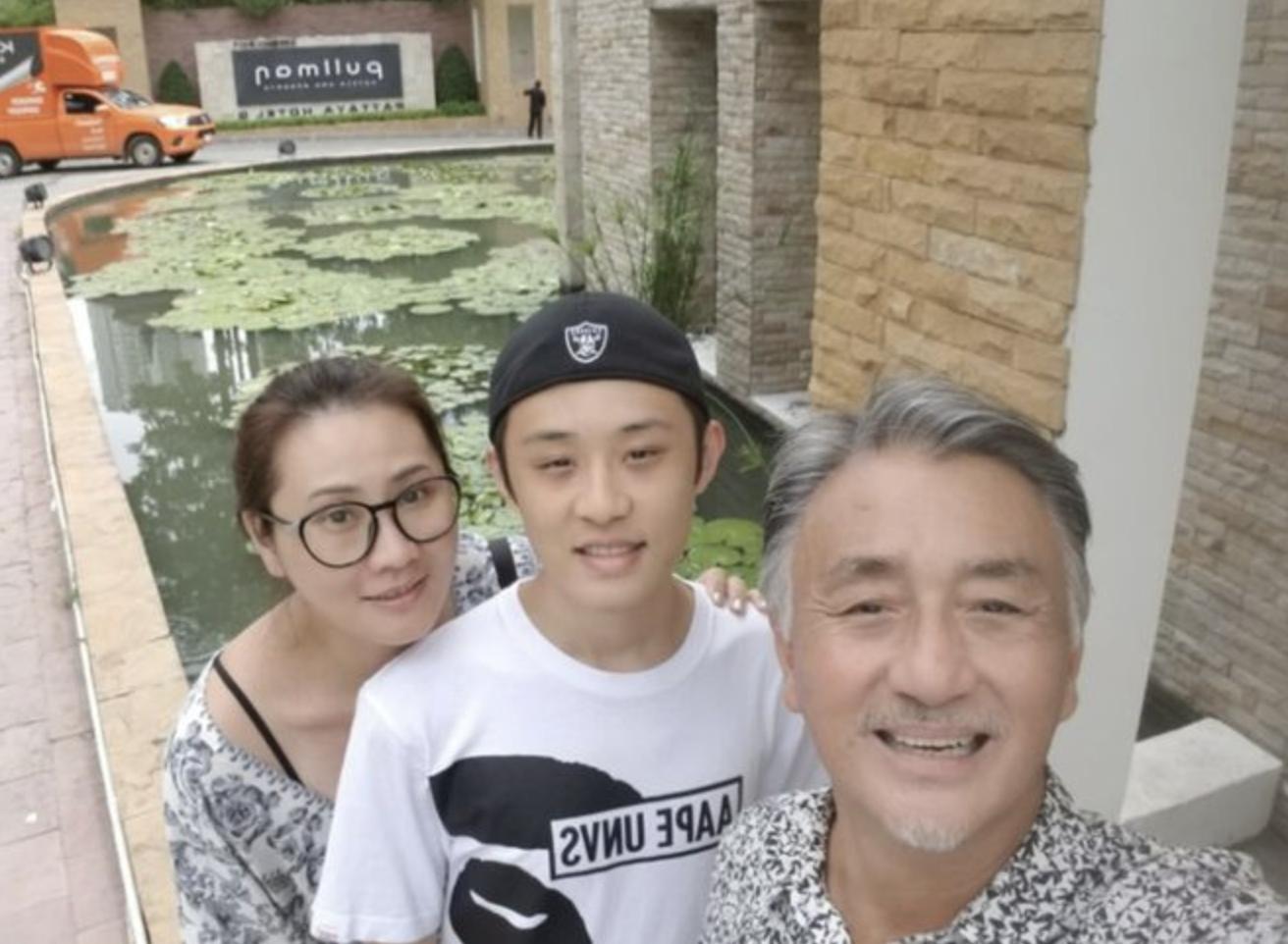 吴岱融低调过66岁生日，剃光头胡子全白状态真实，与妻子进山生活