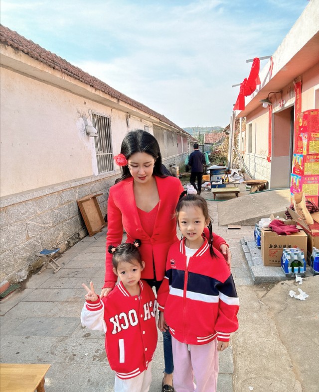 41岁女星官宣二婚，下嫁山东农村，晒简陋流水席，喝18元一件啤酒