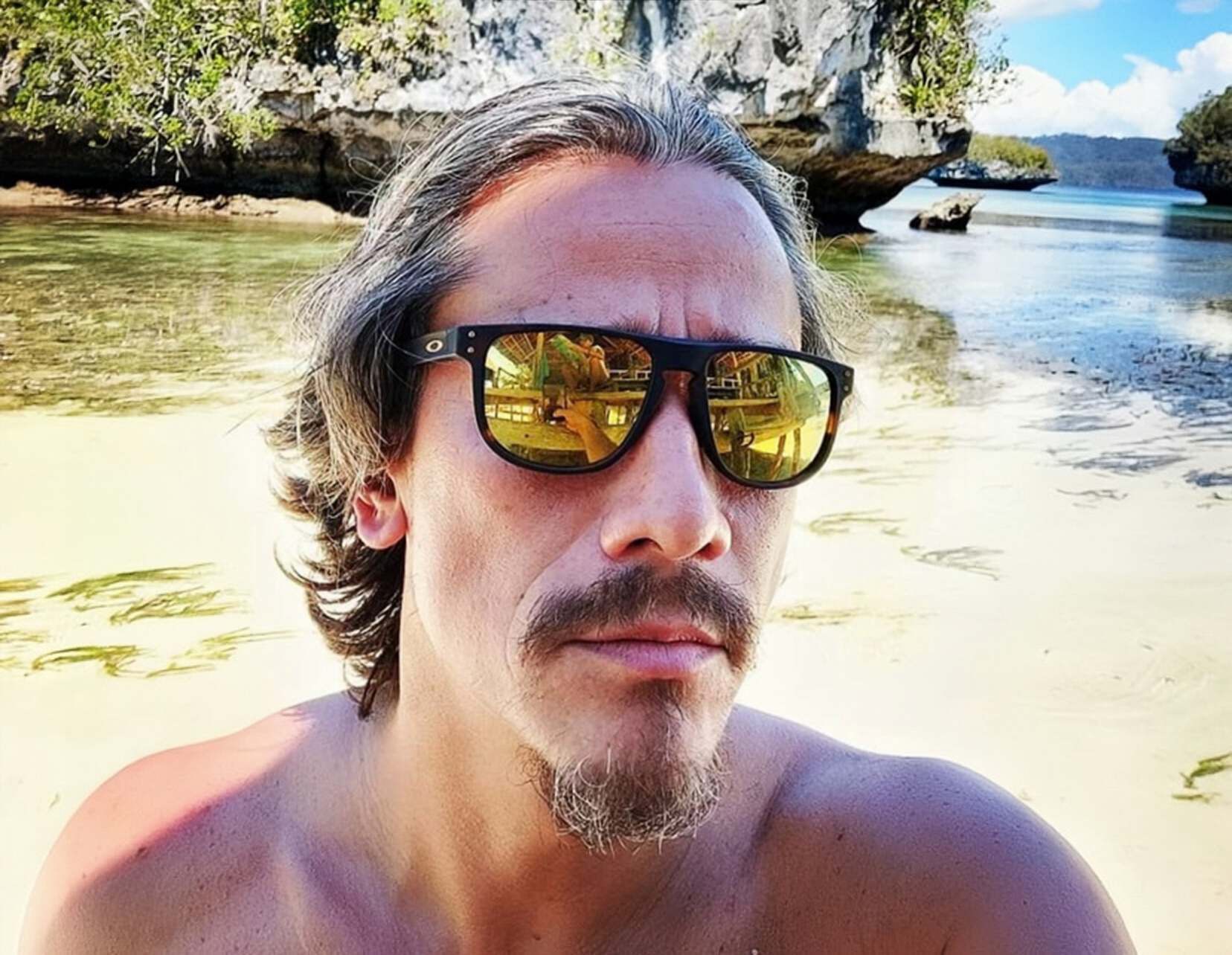 好惨!49岁香港知名男星满头白发显沧桑,拍戏多年没钱买车买房