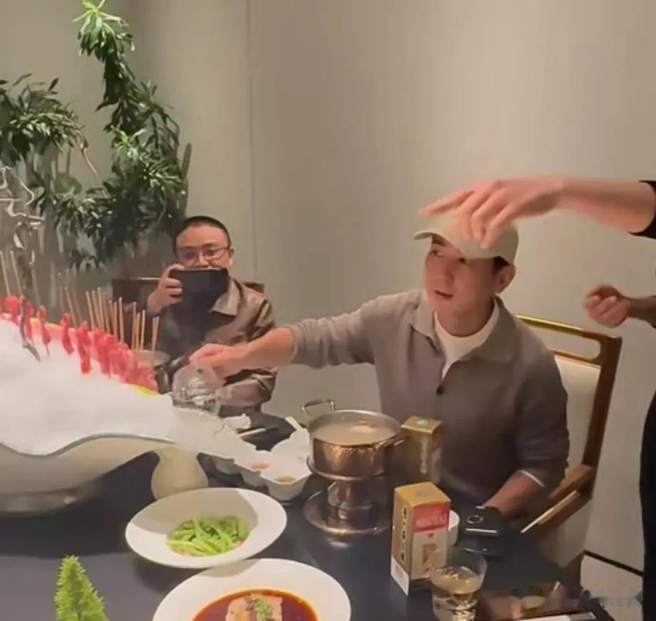 45岁董洁与50岁保剑锋周末聚会喝嗨了！