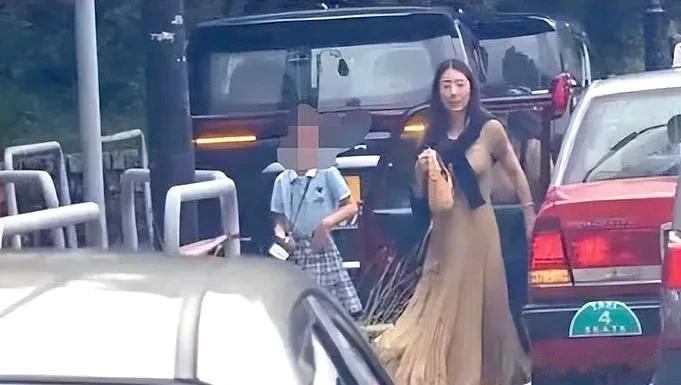 方媛挺孕肚送女儿上学，素颜憔悴很显老，全家不用司机保姆太节省