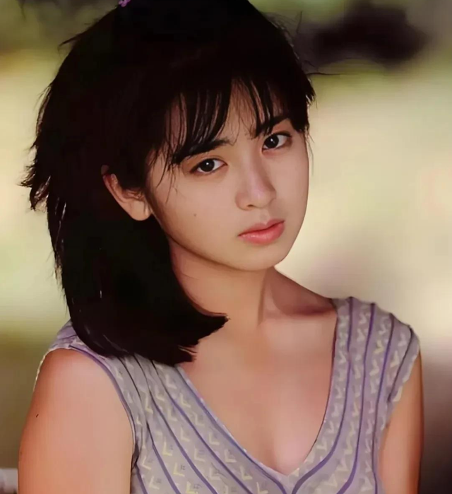 她是八十年代最红日本昭和女星，清纯玉女却丑闻缠身，逆袭美魔女