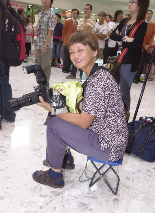 周润发姐姐现身街头,身材消瘦走路一瘸一拐,晚年无儿女好凄凉