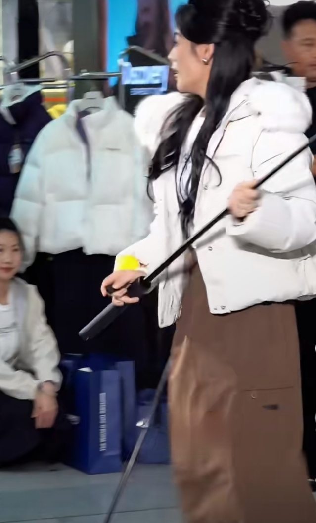 陈丽君亮相Discovery活动 浅灰羽绒服配长裙，美得好高级