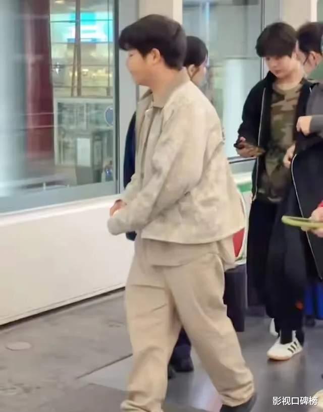 胡可和沙溢去机场接儿子,14岁安吉身高超180,瘦身后比爸爸还帅