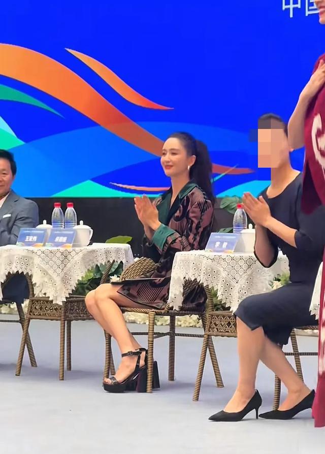 41岁佟丽娅现身第七届中国新疆国际舞蹈节，穿连衣裙尽显大长腿
