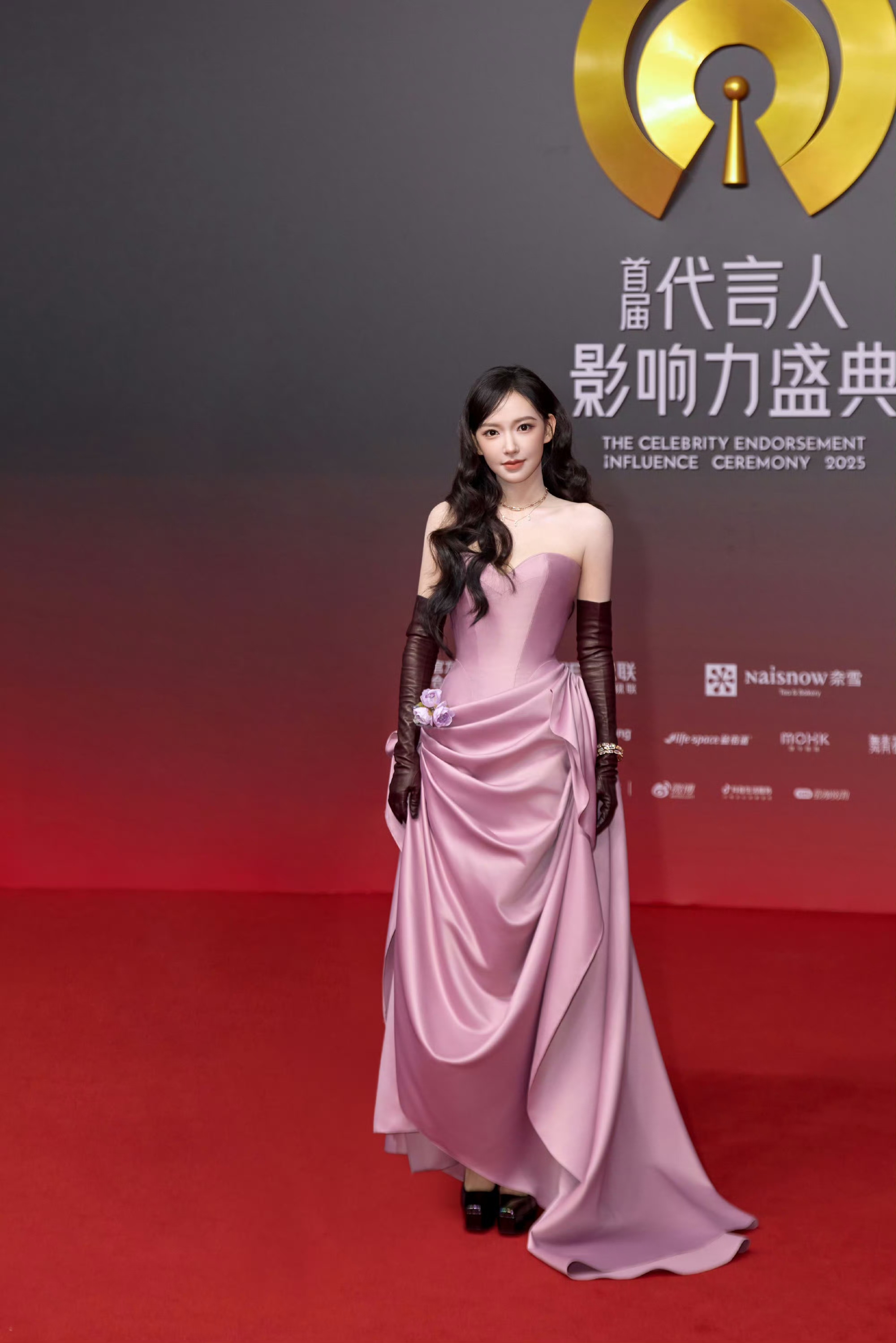 程潇解锁复古新造型！抹胸长裙勾勒好身材，美到自带柔光滤镜