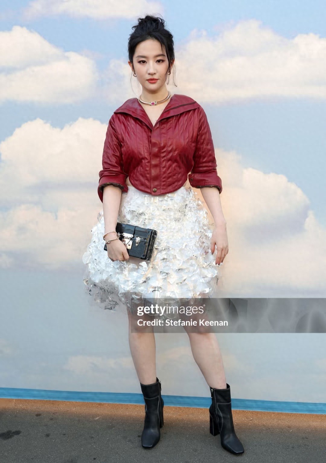 G社这个刁钻的拍摄角度，连1米7的刘亦菲和1米8的朱一龙也扛不住