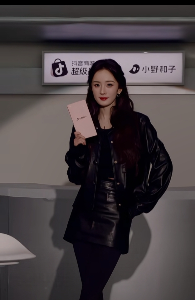 杨幂全黑皮装造型，大波浪卷发搭精致耳饰，比例优越美到犯规