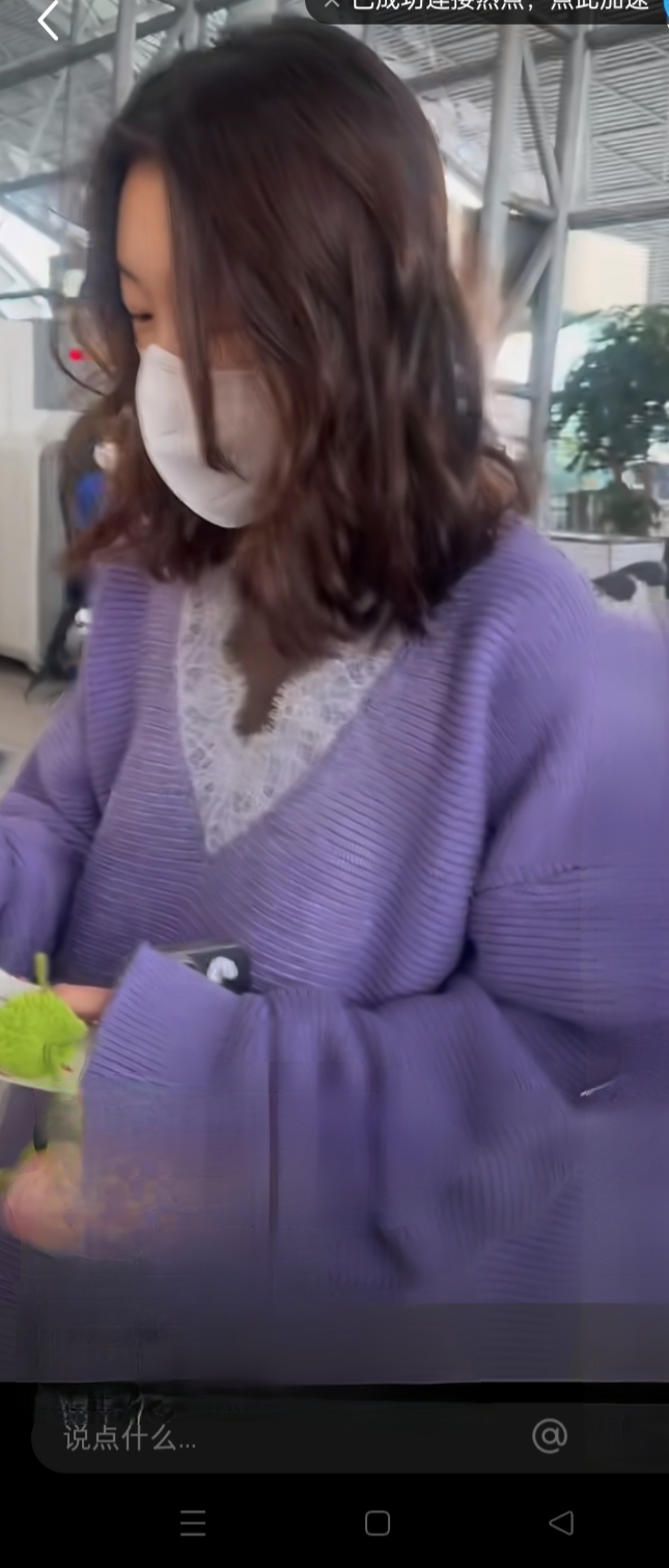 周冬雨机场穿搭好温柔，紫色蕾丝毛衣搭卷发，手持萌物尽显少女感