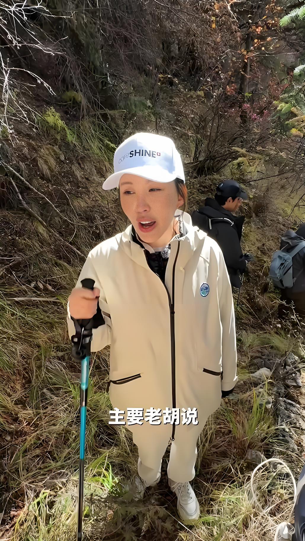 胡歌带田朴珺爬4200米财神山!田朴珺全程撒娇,两人互动更像情侣