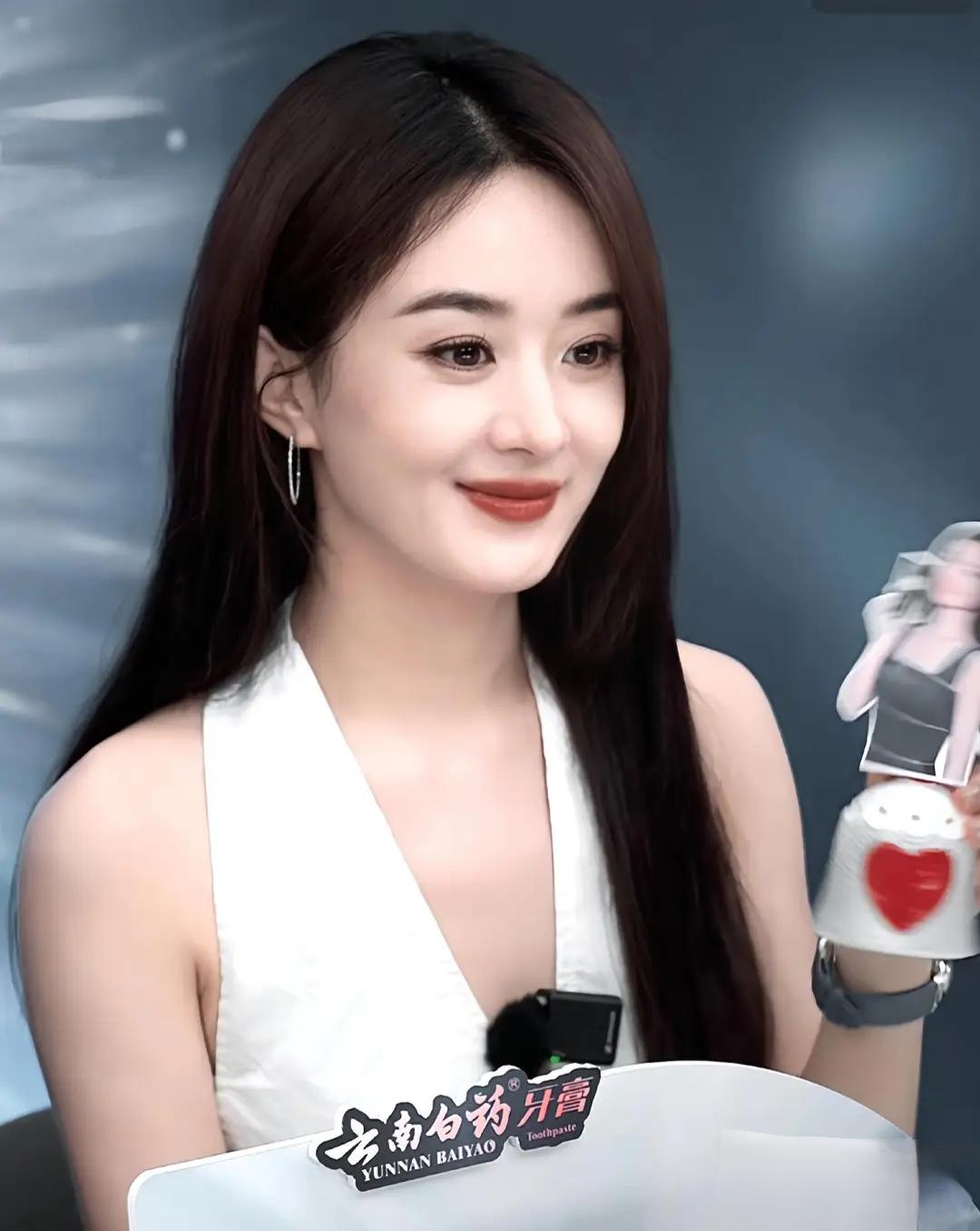 赵丽颖直播穿白色露背马甲，黑长直发型尽显优雅气质