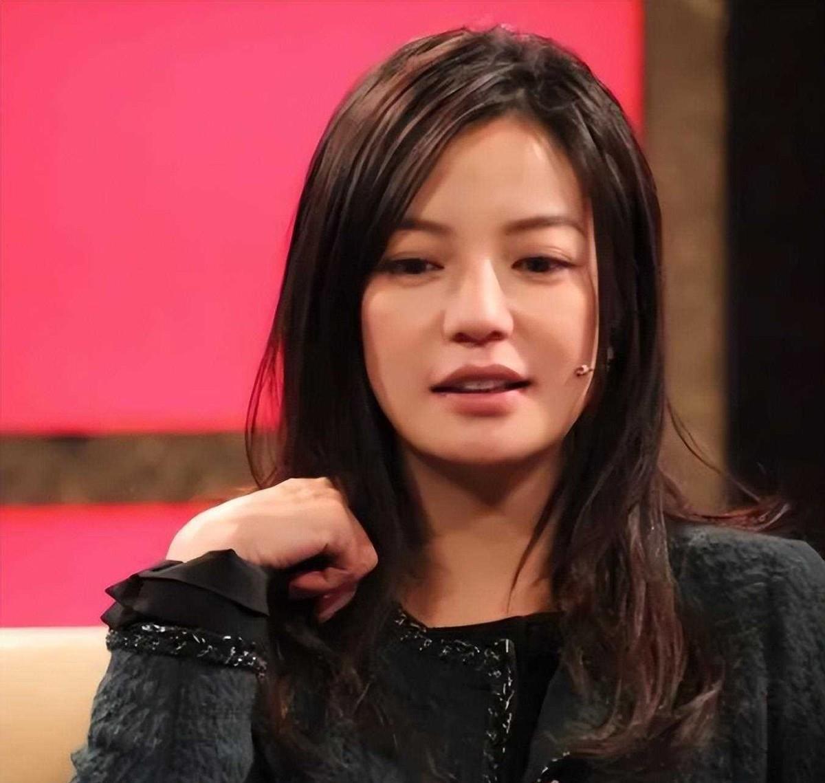 赵薇机场被偶遇，打扮随意被网友吐槽太落魄！胸前挂佛珠以求心静