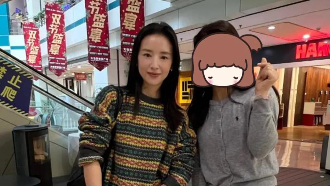董洁在商场被偶遇，夸赞她气质极好，亲和力十足，穿搭时尚又减龄