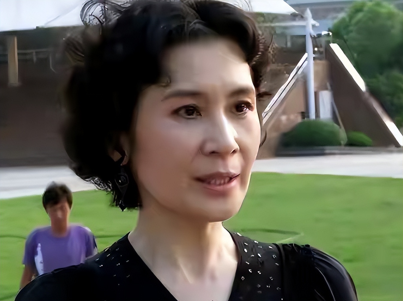 她是著名国家一级演员，享“正军级”待遇，却曾被丈夫嫌弃演戏