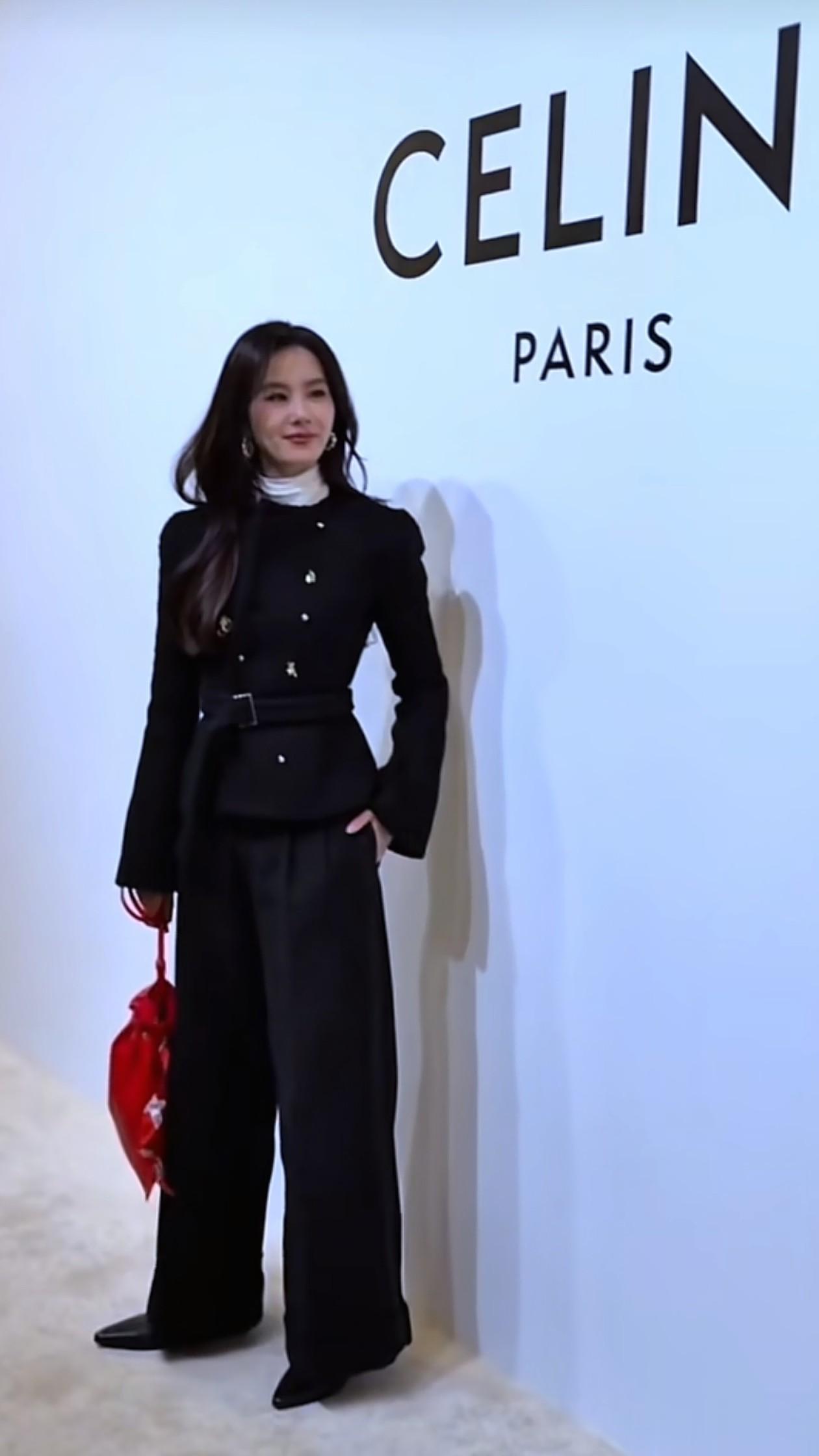 38岁刘诗诗活动穿搭：微卷发+收腰外套+阔腿裤，千金范十足