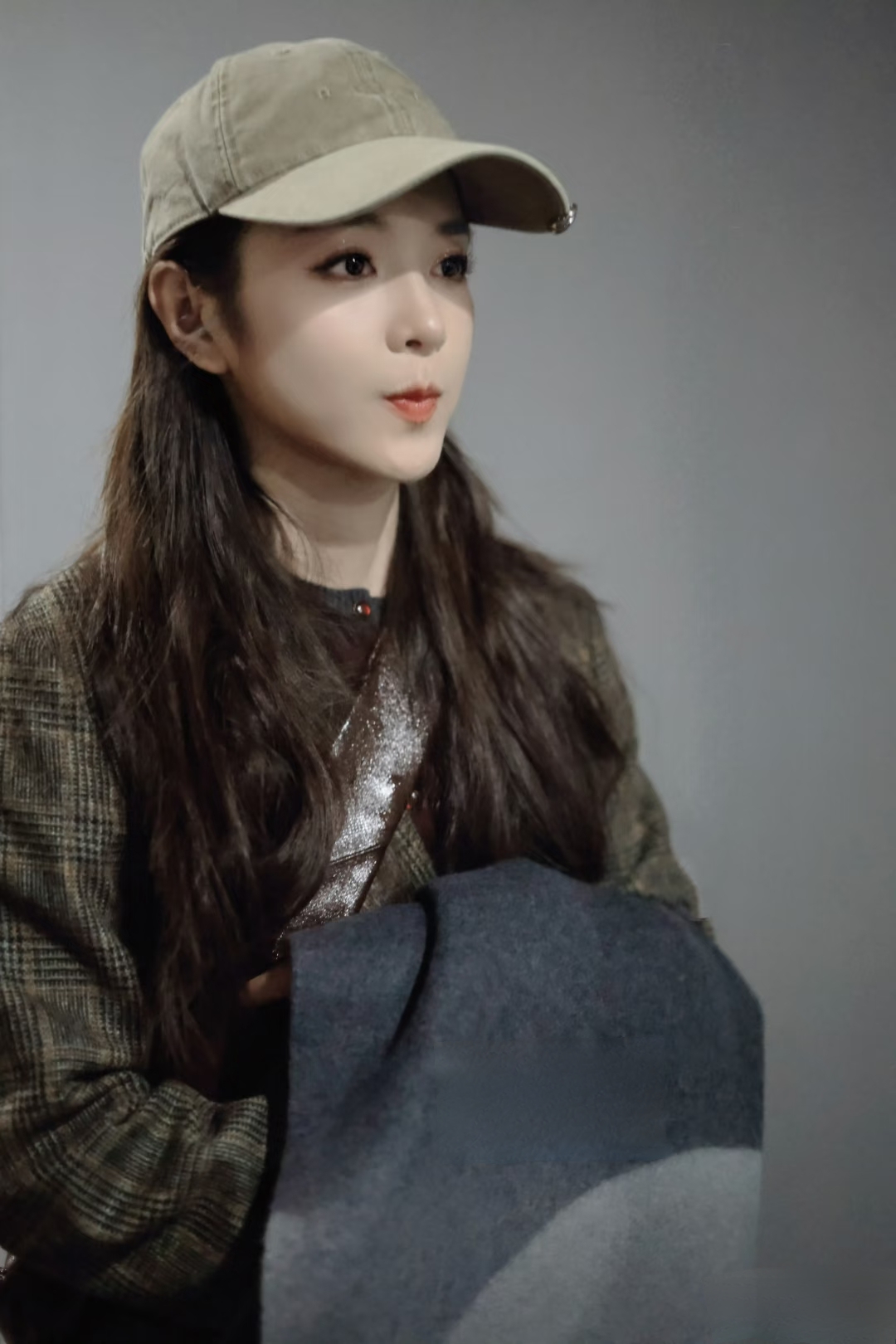 李云霄现身机场,长发配卡其棒球帽,格纹西装穿出慵懒高级感