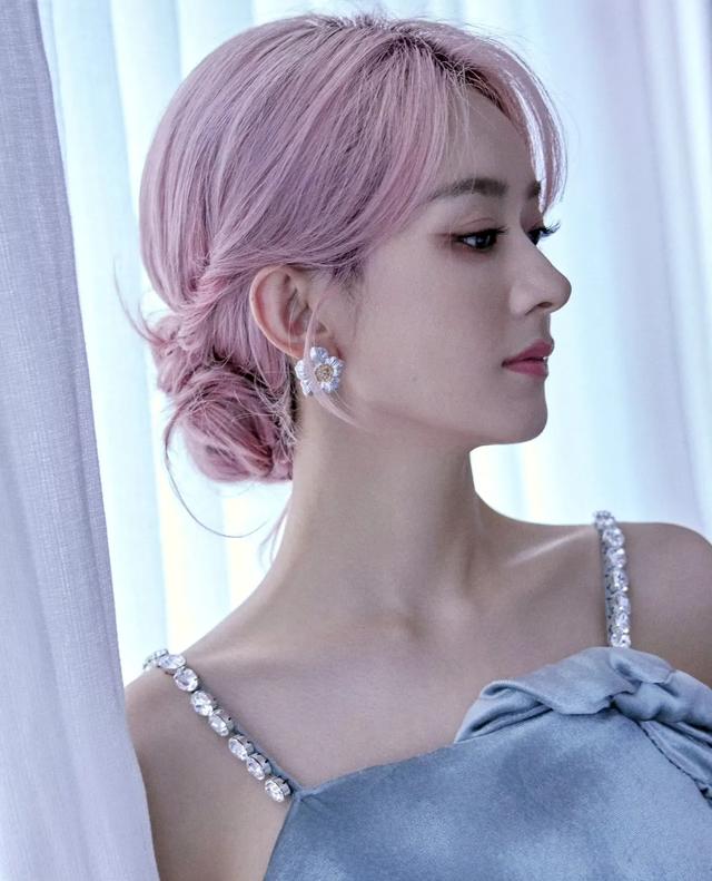 赵丽颖得罪造型师了？给她穿像“窗帘”的裙子，网友都看不过眼了