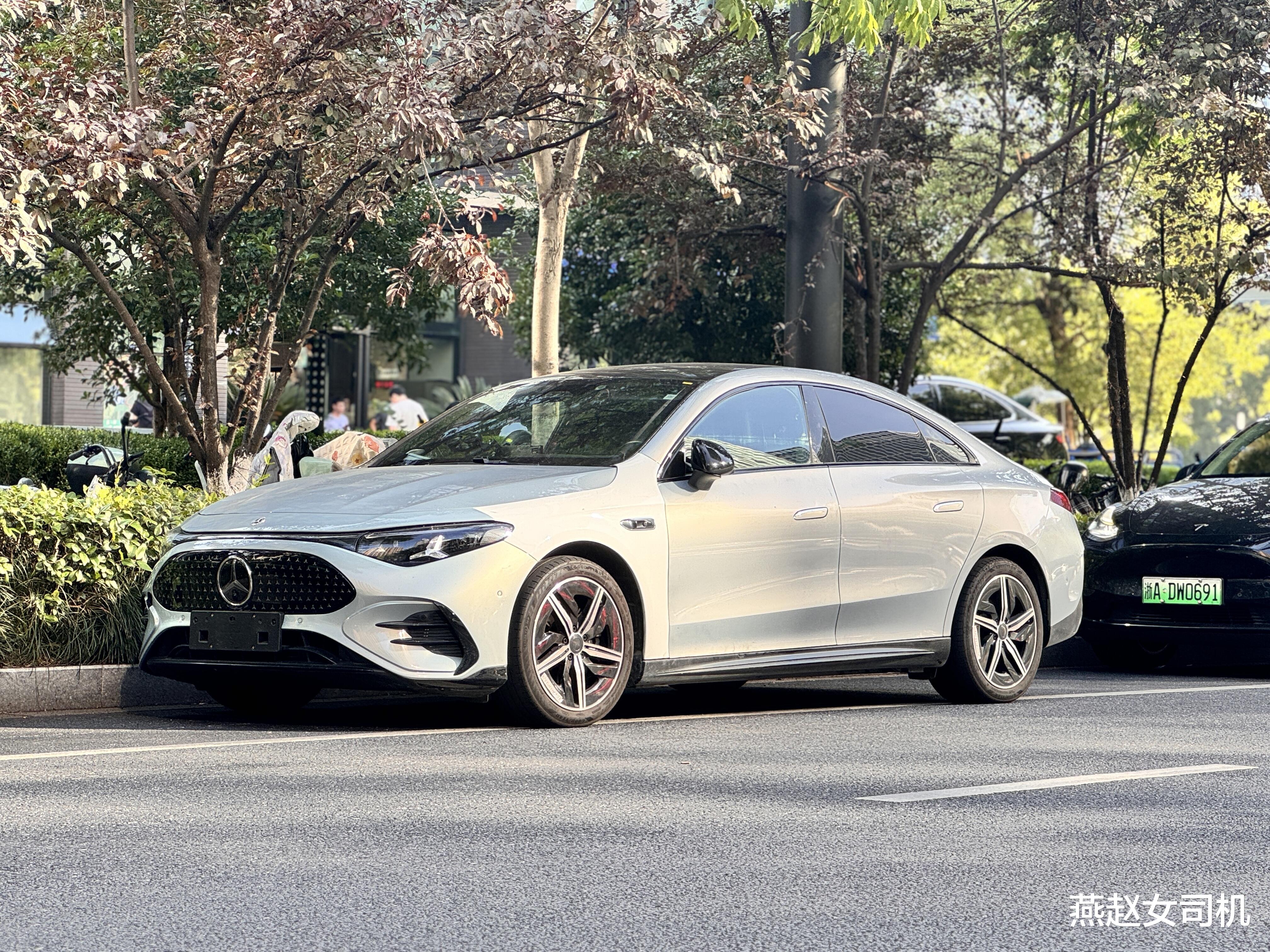 奔驰纯电CLA实车现身，大过A级+无框车门，配三联屏+续航866km