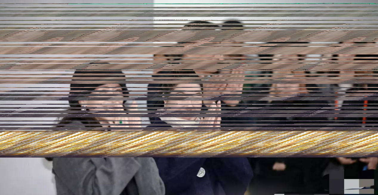 章子怡探班张艺兴音乐话剧,背Gucci蜥蜴皮戴祖母绿,颜值又回春