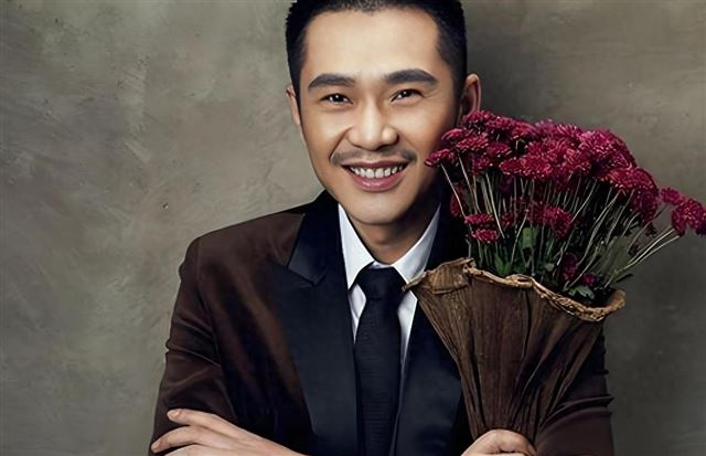他是著名演员，妻子是真不好看，成名后相守多年，她有什么魅力