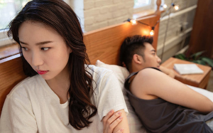 我跟妻子是二婚，但我们感情很好，假期带着女儿游玩，偶然看见女儿身上疤痕，我将妻子丢在了野兽区