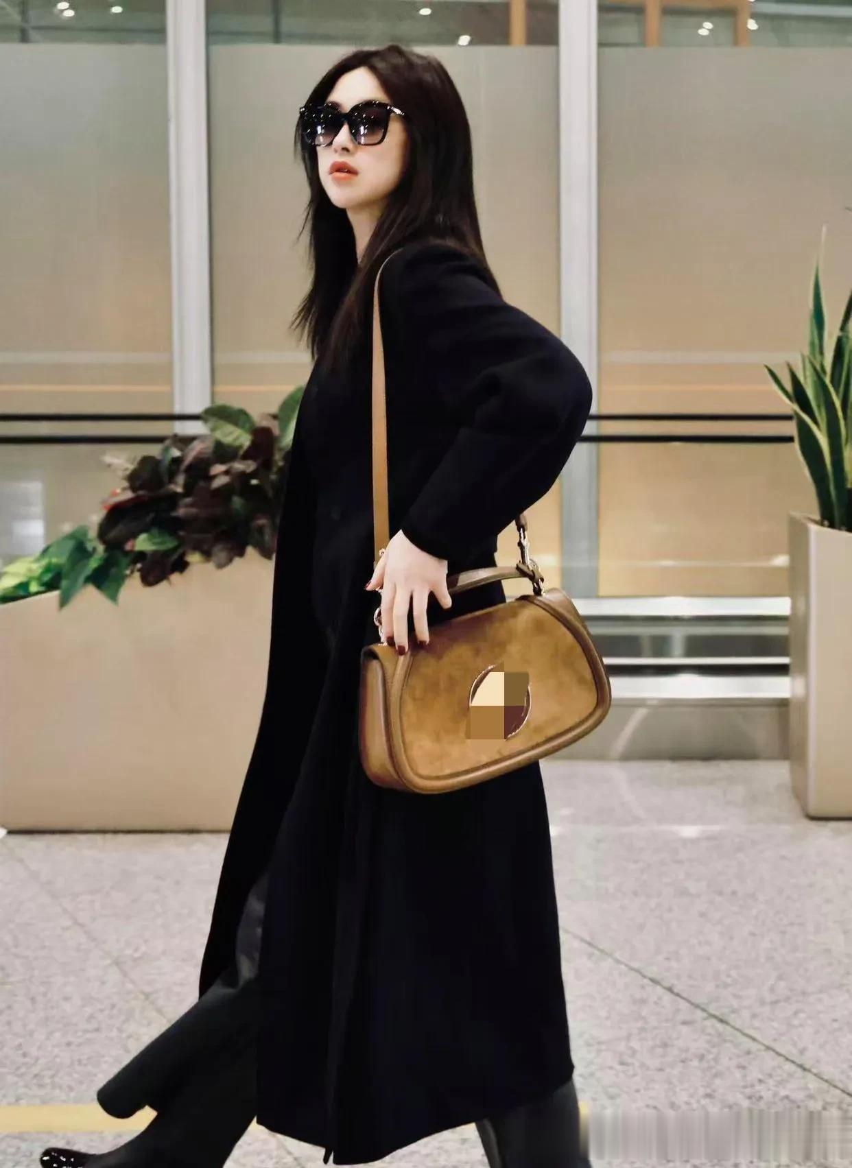 朱珠的气质真是出挑!一身黑色大衣+短靴,简约又高级!