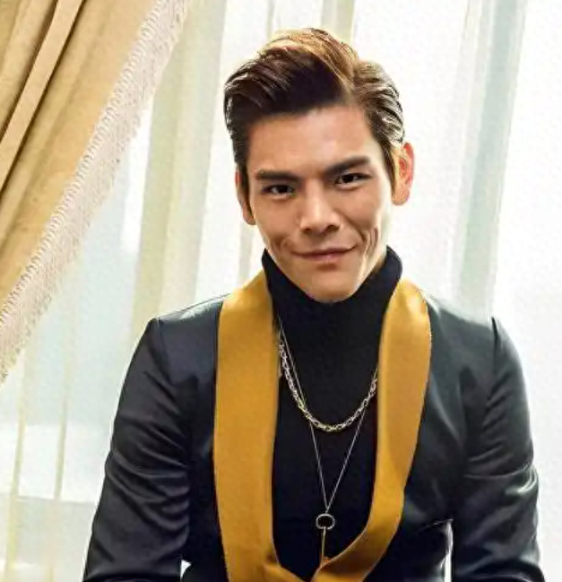 前后仅差1小时！向佐新动向曝光，终究，连偶像刘德华也没忍住