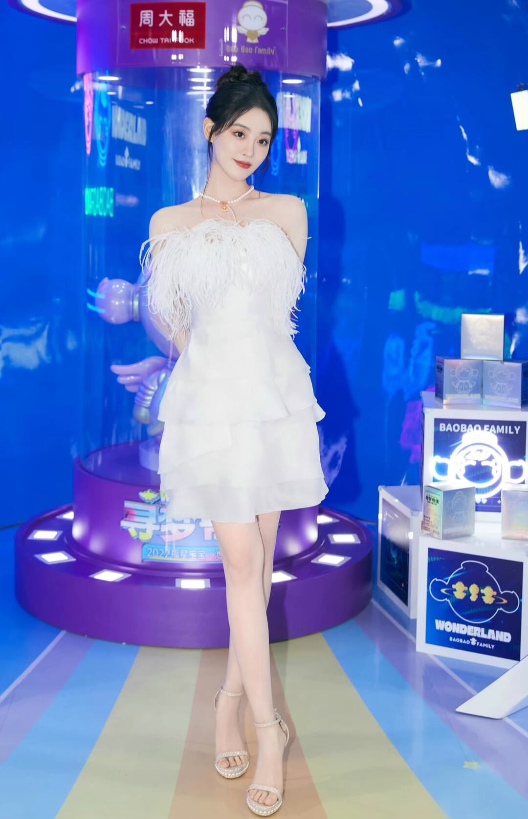 祝绪丹海边这造型！白裙配海浪直接美成白月光