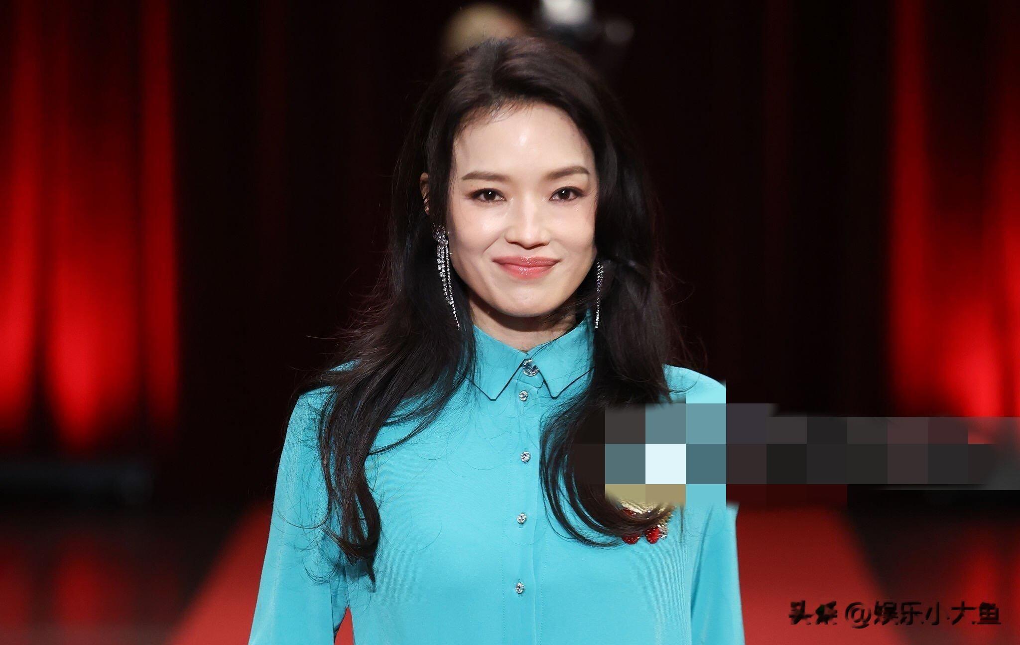 舒淇亮相卢米埃尔电影节开幕式红毯,冰蓝色抓褶裙,松弛又时髦