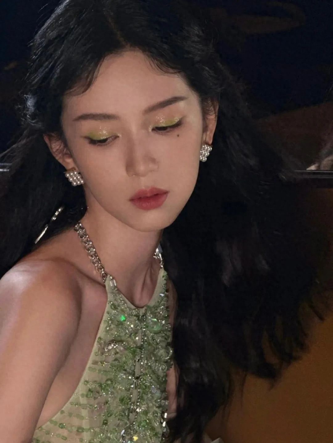 周也，野性之美：笑的时候又乖又甜精致玲珑，不笑的时候又攻又颓