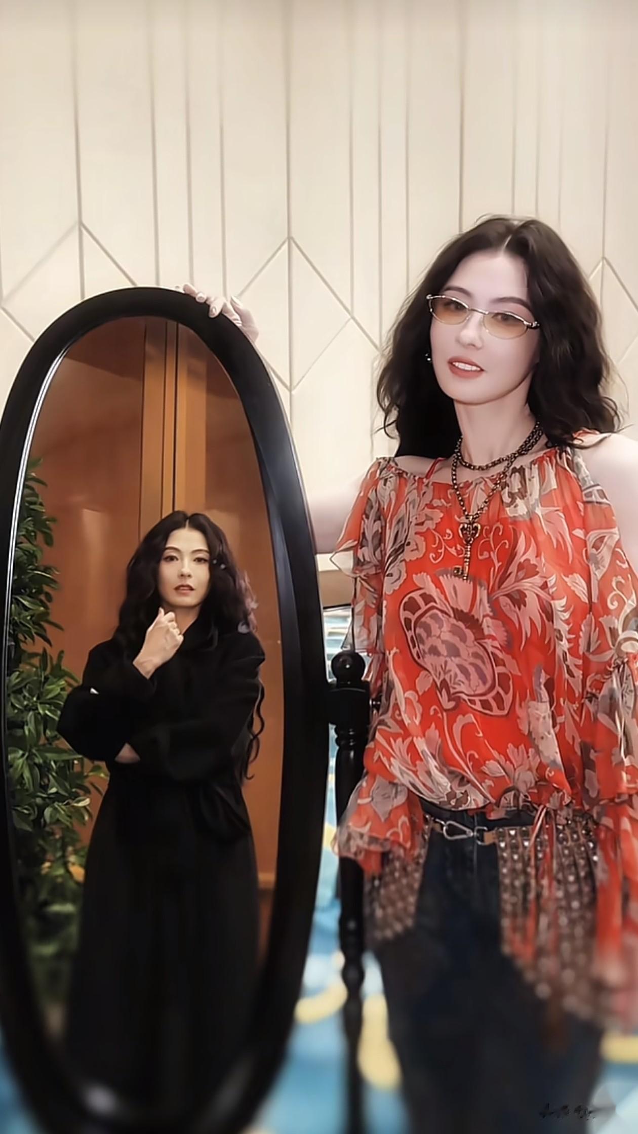 45岁张柏芝最新穿搭：微卷发+短袖+牛仔裤，复古又时髦，像28岁