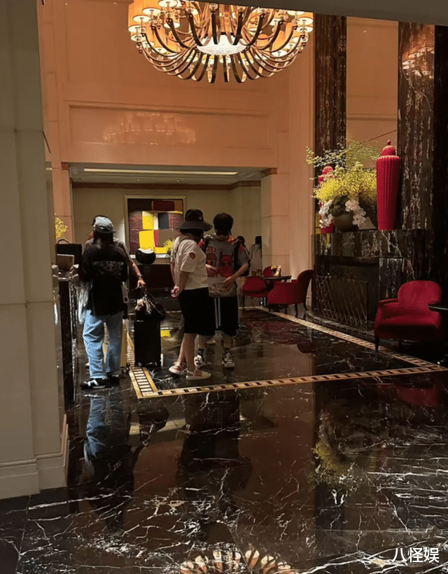 大张伟现身上海，双手叉腰看着妻子像在撒娇，刘迎瘦了气场仍好强