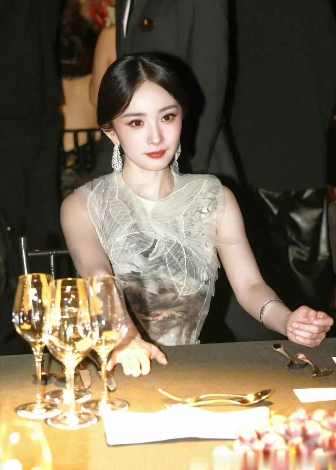 时尚圈炸了!刘亦菲主C,杨幂宋佳副C,这场群封暗藏多少惊喜?